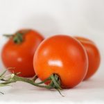トマトの皮むきを簡単にする方法！湯むき以外でもレンジやピーラーでできる？